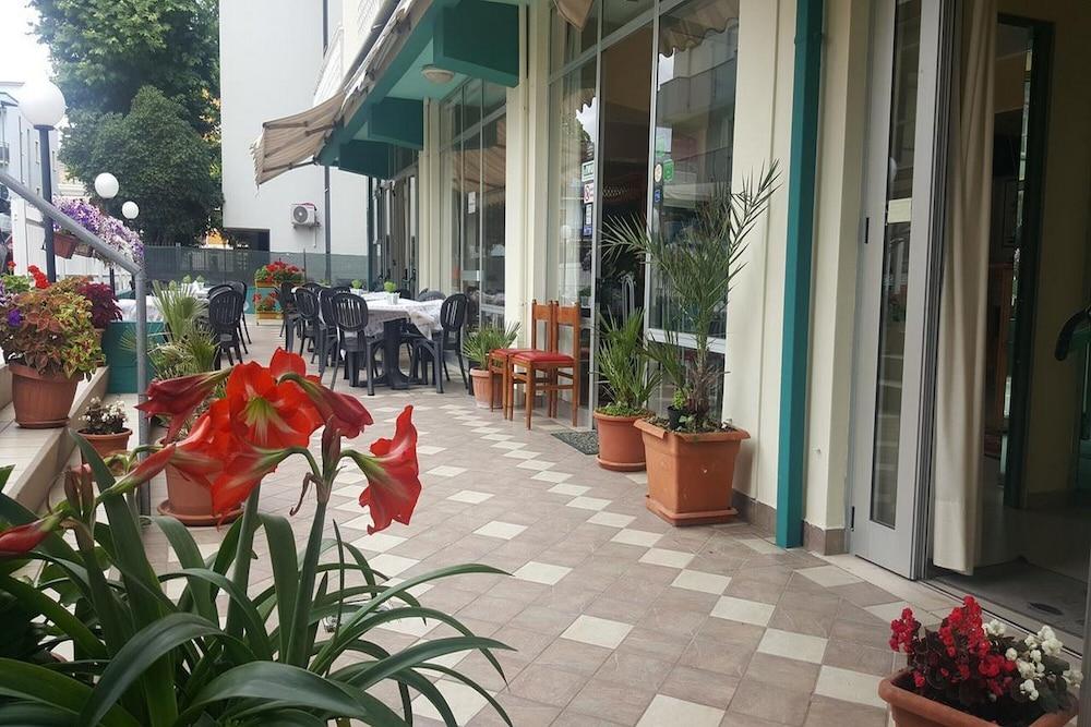 Hotel Staccoli Rimini Esterno foto